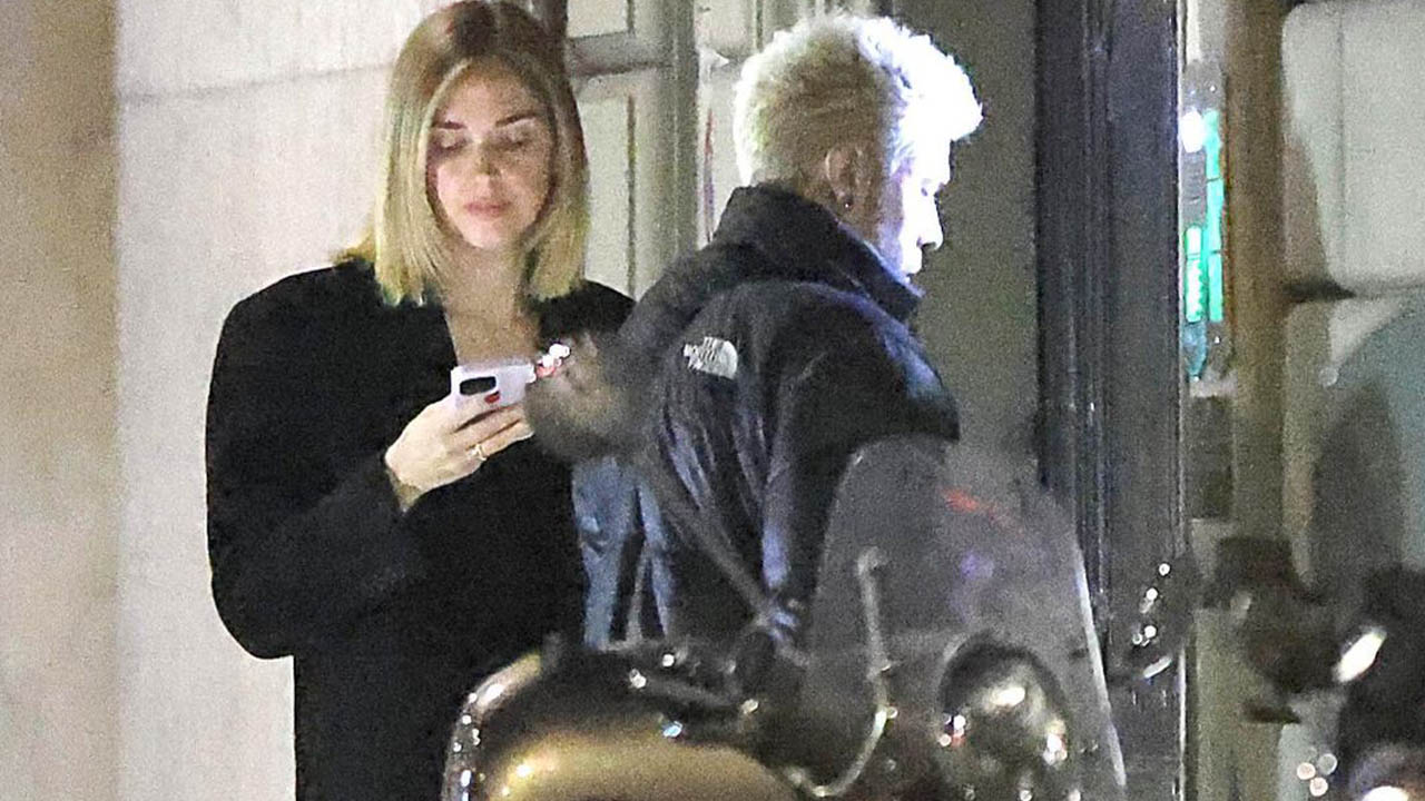 Fedez et Chiara paparazzi devant un cabinet d'avocats ?  Vanity Fair clarifie