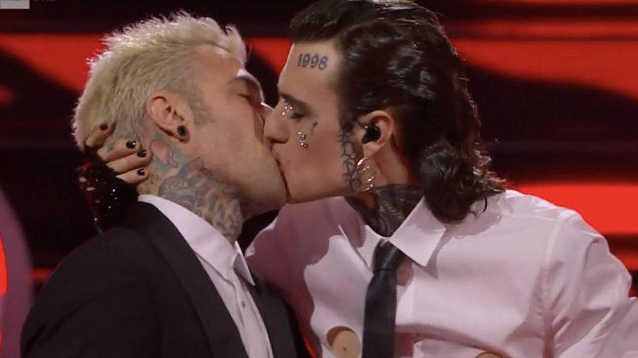Fedez et Rosa Chemical, la décision du procureur après la plainte pour actes obscènes