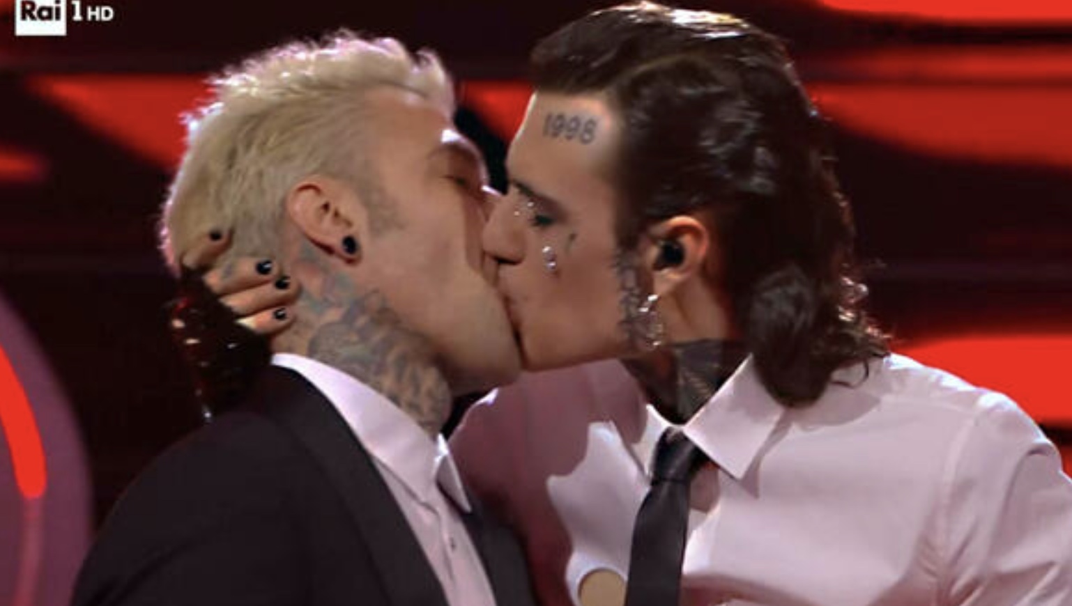 Rosa Chemical et Fedez, Pro Vita portent plainte pour actes obscènes dans un lieu public