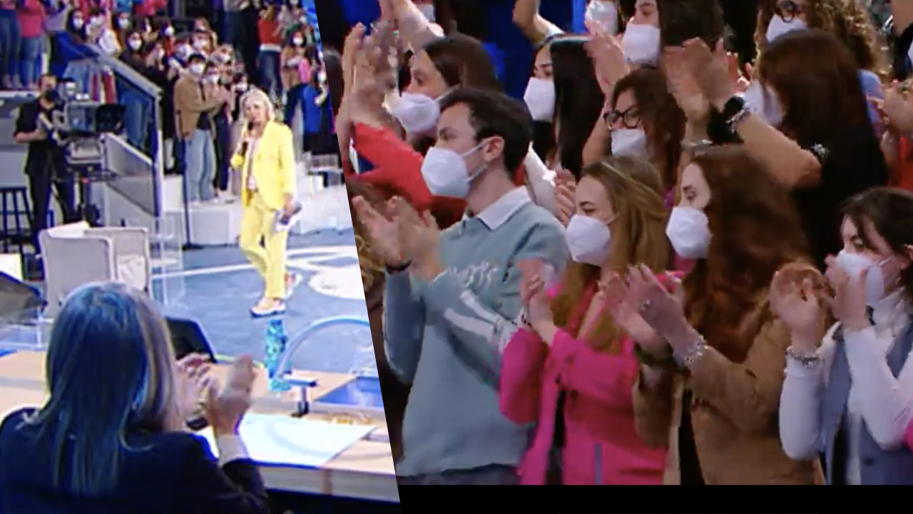 Le public d'Amici accueille Maria dans le studio avec une longue salve d'applaudissements : avant-premières