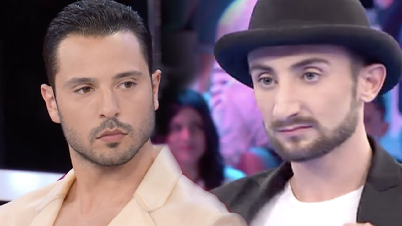 Giuseppe Giofrè remarque quelque chose sur Ramon, qui répond : "Ça me dérange"