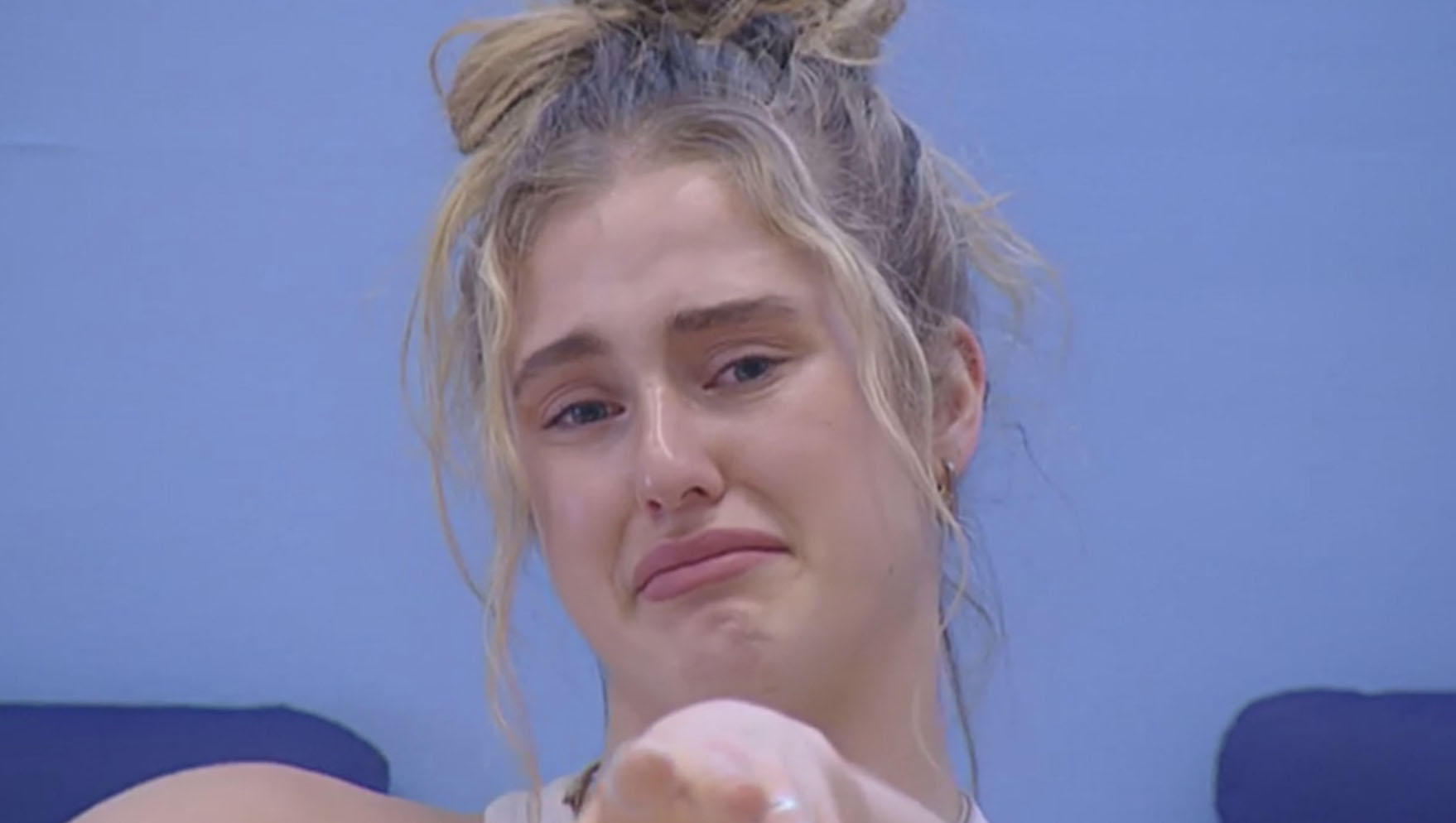 Isobel se blesse pendant le nouvel épisode et quitte le studio