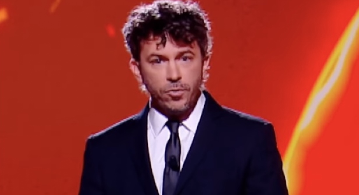 Leandro Manuel Emede dans Le Iene : le splendide monologue sur les familles homoparentales