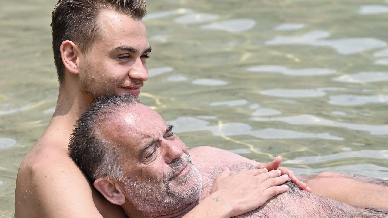 Simone Antolini et Cecchi Paone : trois de leurs photos déchaînent l'homophobie sociale