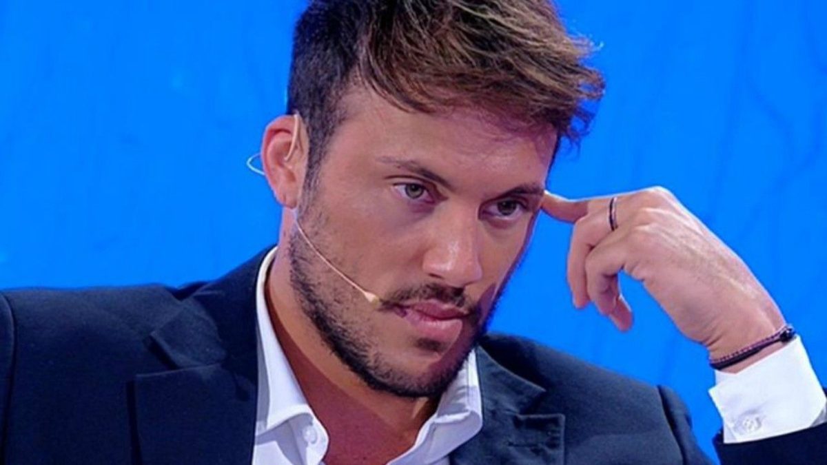 Giulio Raselli sur Davide Donadei et Chiara Geme: "Enfermé dans la chambre dans un couple en délire, on ne sait plus rien d'elle"
