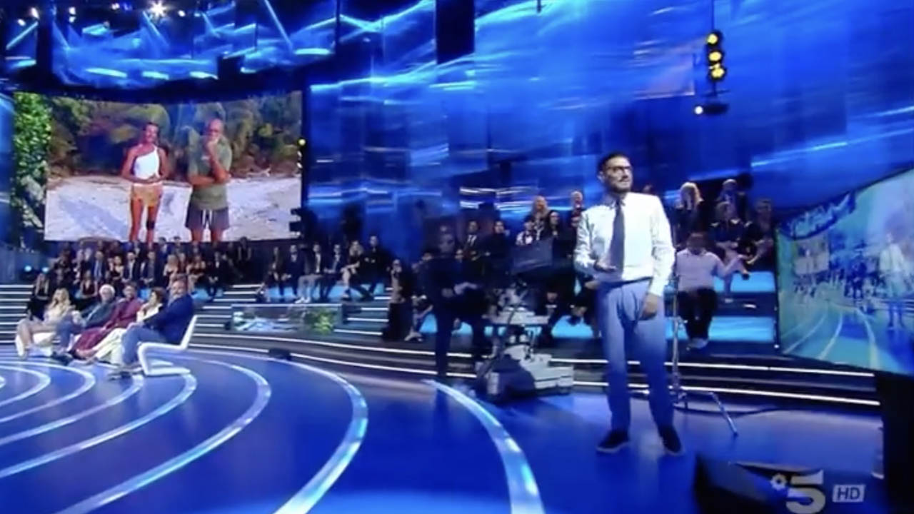 Roberto Cenci, le réalisateur de L'Isola reprend Enrico Papi : "Asseyez-vous !"