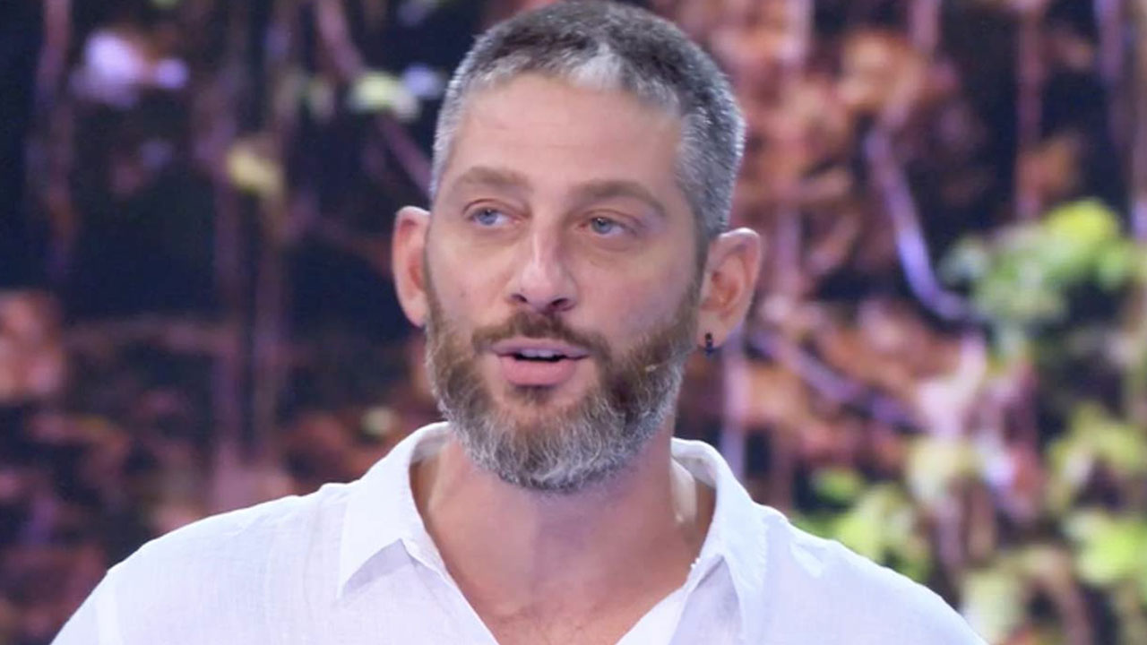 "Il nous a demandé une cuisine à 13.000 euros !", répond Edoardo Tavassi aux insinuations