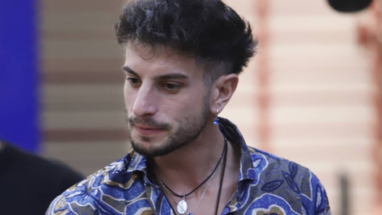 Garibaldi révèle une histoire à l'entrée du GF et ajoute : "Je tatoue le logo"