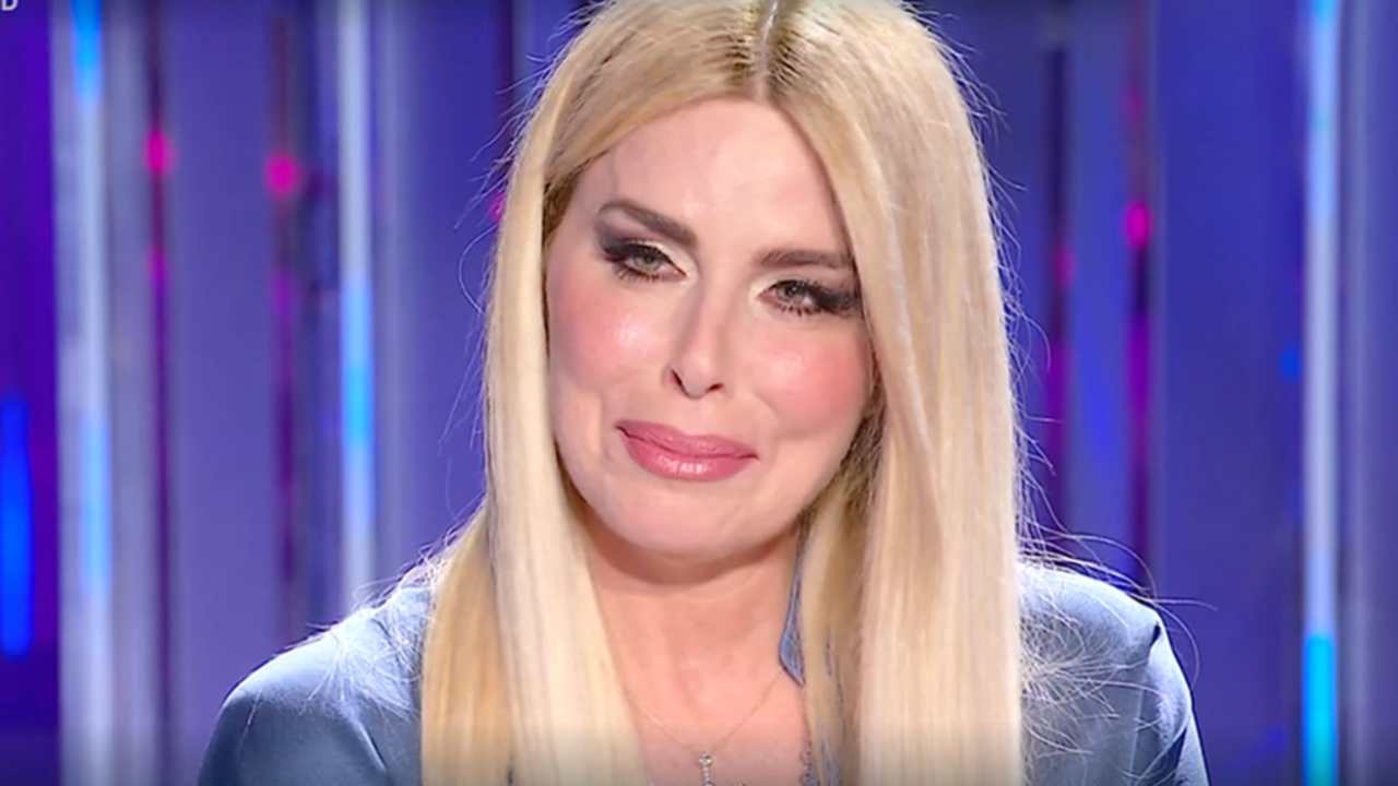 Loredana Lecciso enlève les cailloux de ses chaussures : pourquoi elle n'est pas allée à l'anniversaire d'Albano et Belve