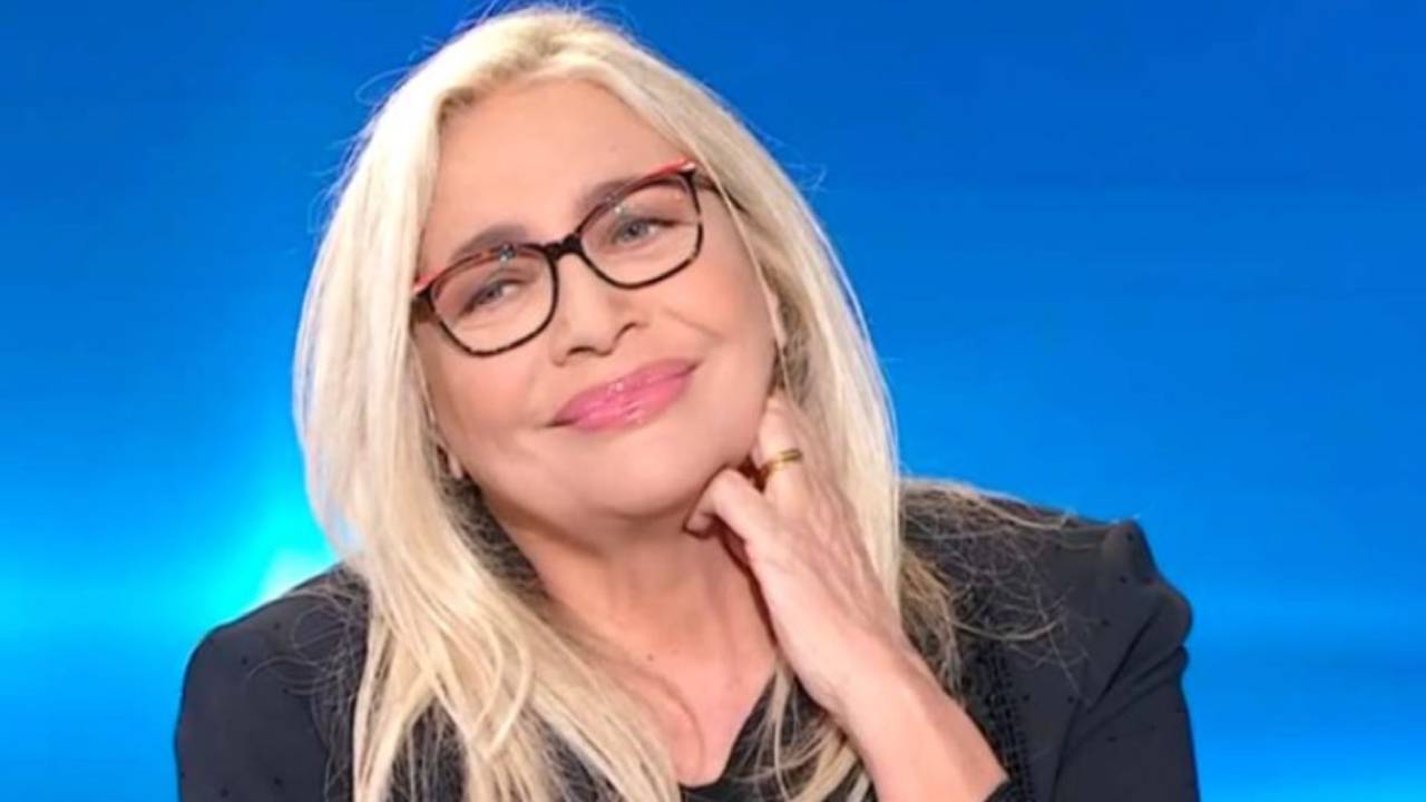 Mara Venier enlève des cailloux de ses chaussures : humiliée par un réalisateur de la Rai, et les colères de Madonna