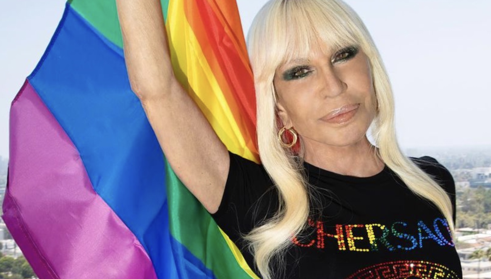 Donatella Versace contre le gouvernement Meloni : le discours pour la communauté LGBT