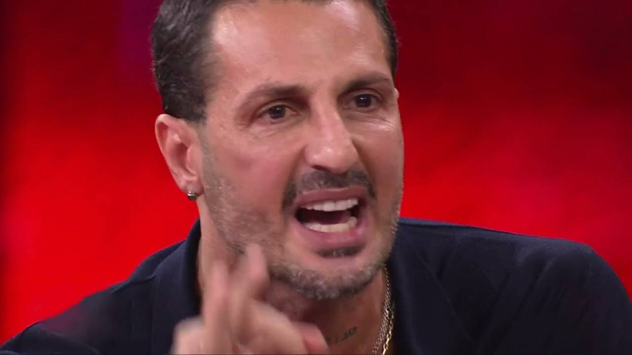 Présentateur attaqué en direct par Corona : "Incapable, honte à vous"
