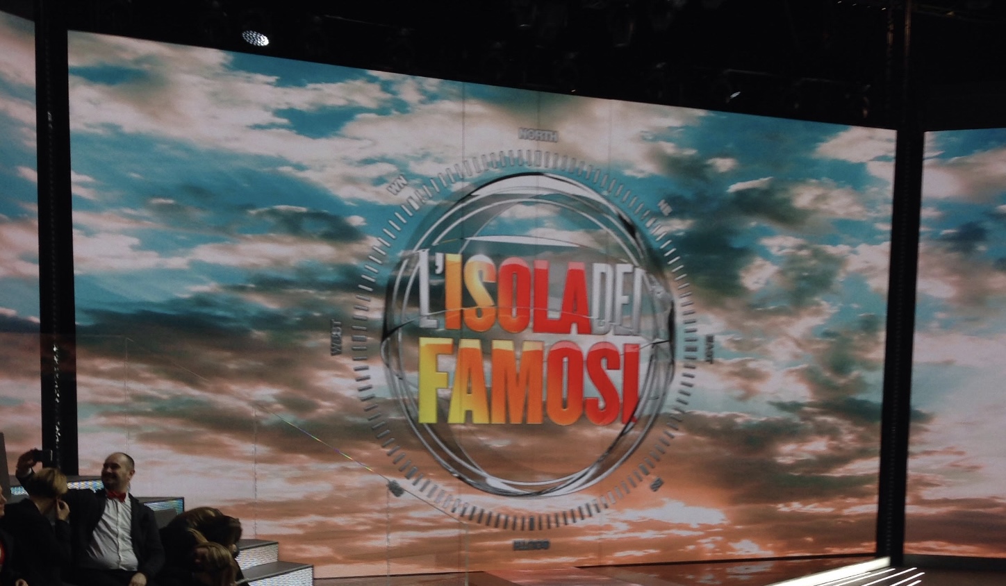 Finaliste de L'Isola dei Famosi, il devient barman et quitte le monde du divertissement