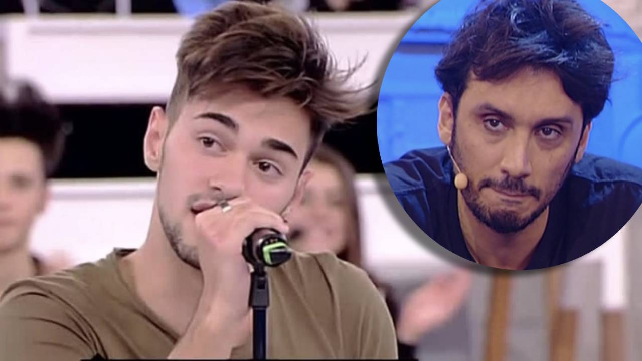 Maninni salue Fabrizio Moro (son professeur à Amici) mais il ne se souvient plus qui il est