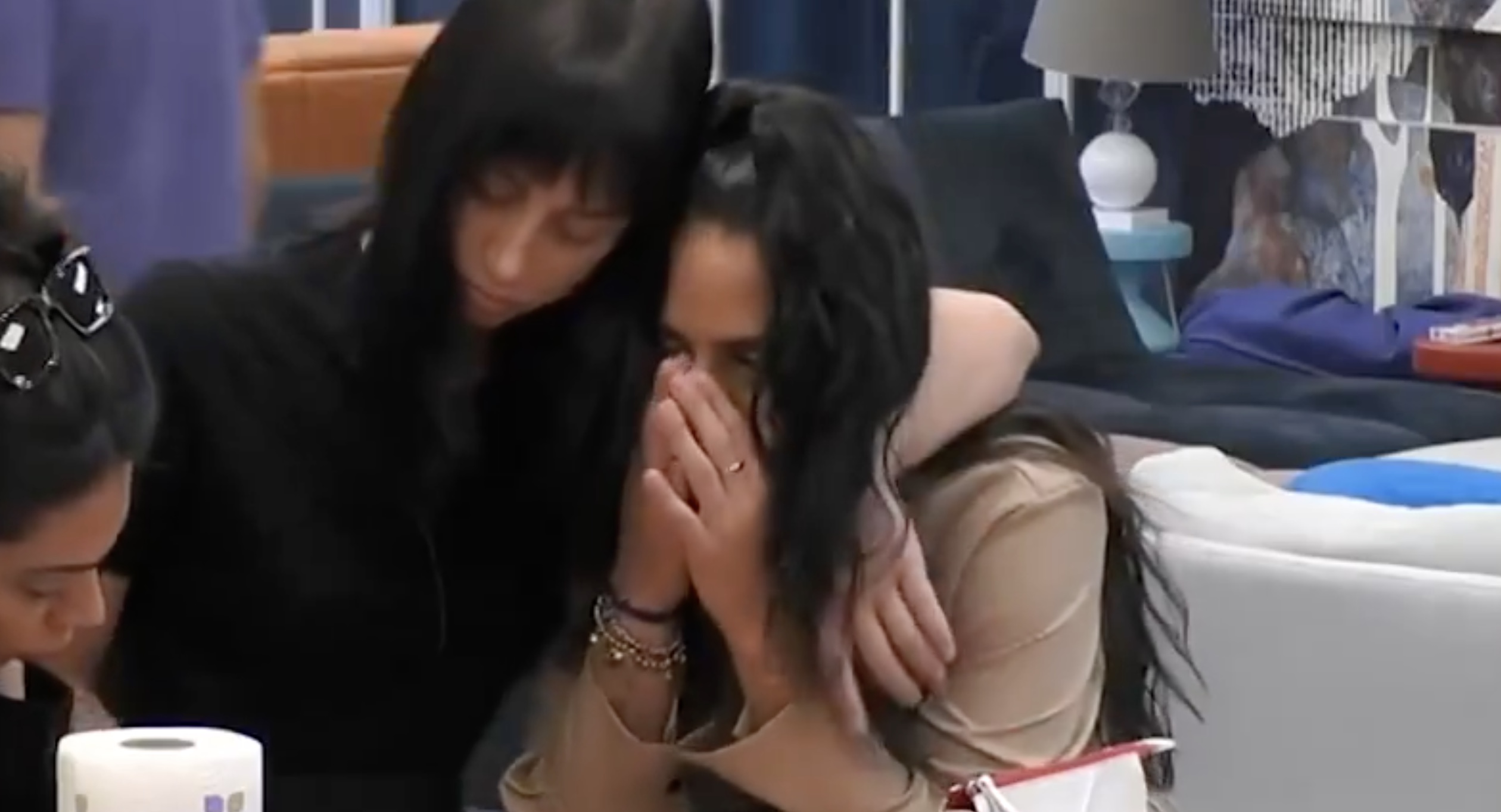Mirko quitte la maison Big Brother à l'insu de Perla et elle se met à pleurer