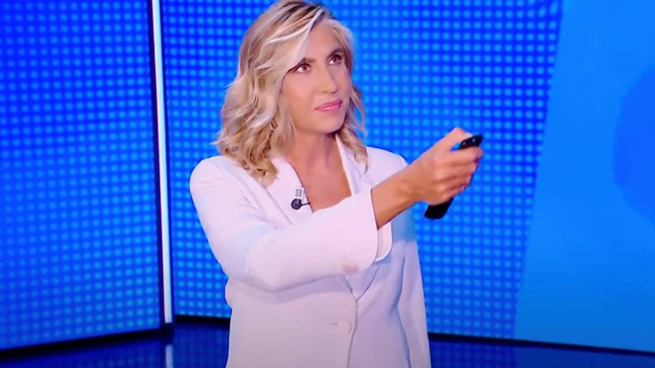 Montée d'un présentateur Mediaset : "Myrta prévenue, à moitié sauvée"