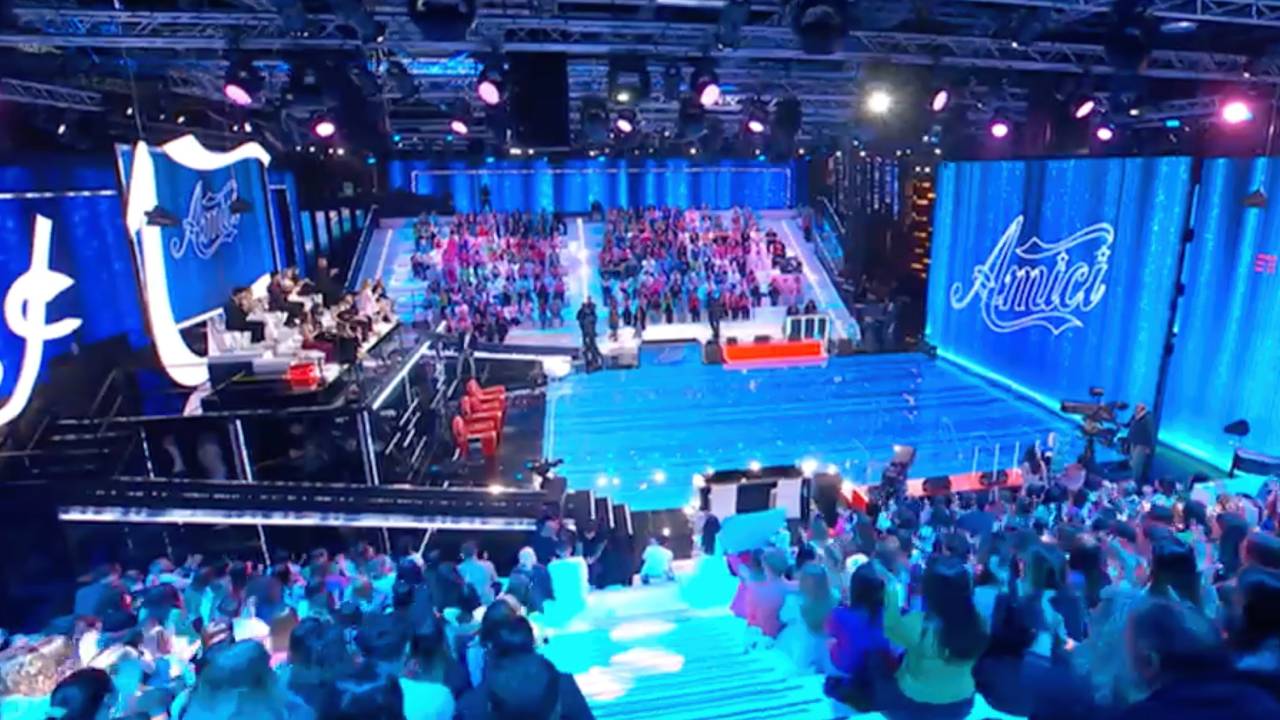 Premier juge de l'émission du soir d'Amici 23, l'annonce en direct