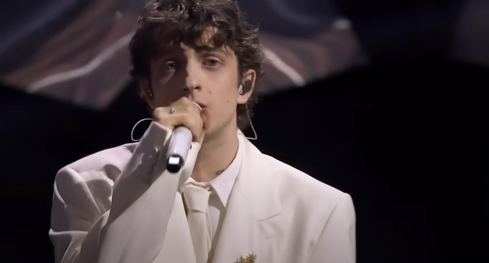 Sangiovanni arrête la sortie de l'album et la tournée : "Je ne peux pas prétendre que tout va bien"
