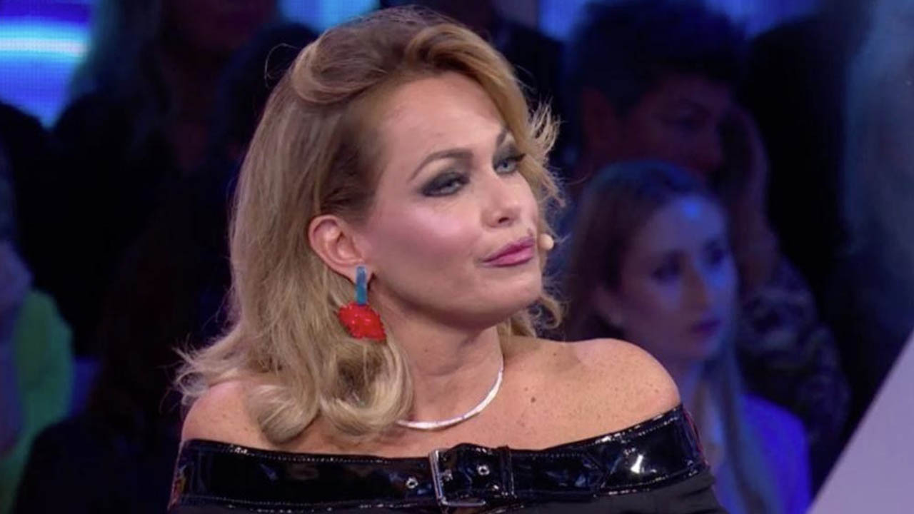 Sonia Bruganelli a enlevé le poireau sur sa bouche : la photo et le commentaire d'Elenoire Ferruzzi