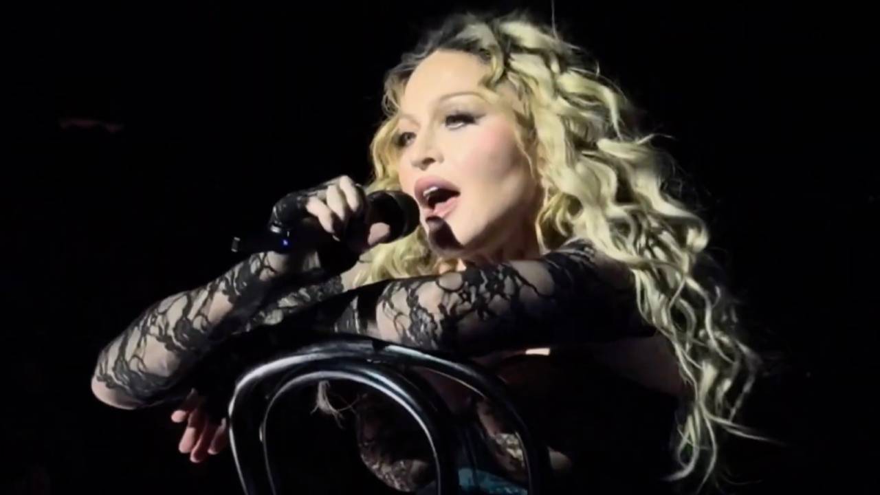Madonna demande à un fan de se lever, puis découvre qu'il est en fauteuil roulant : "Oh mon Dieu, je suis désolée"