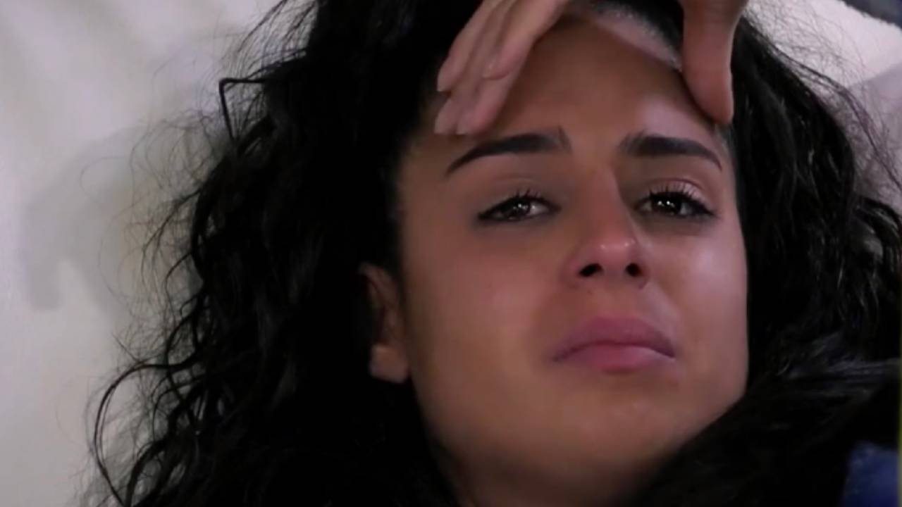 Perla entre en crise et crie : « Pensez simplement à ce que veulent les autres »