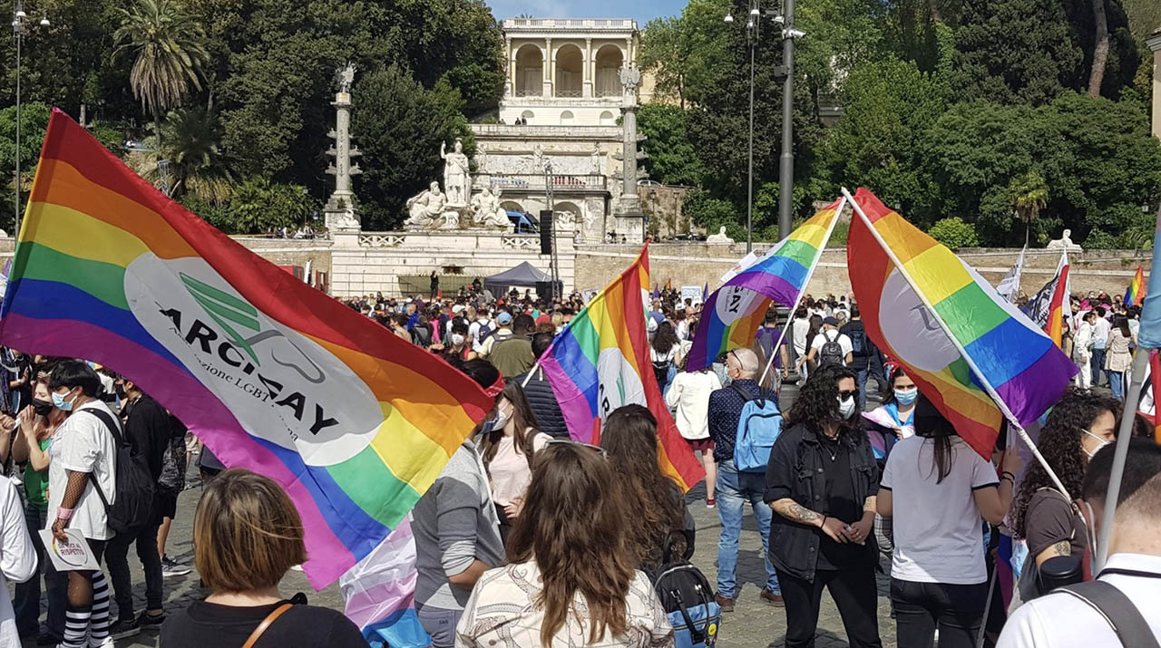 Aujourd'hui, c'est la Journée mondiale contre l'homophobie, la biphobie et la transphobie.