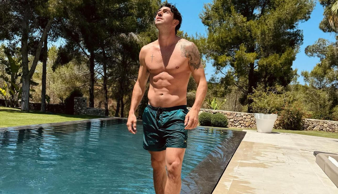 Ignazio Moser à Ibiza pour l'enterrement de vie de garçon, mais un ami n'a pas été invité et fait des fouilles sur les réseaux sociaux