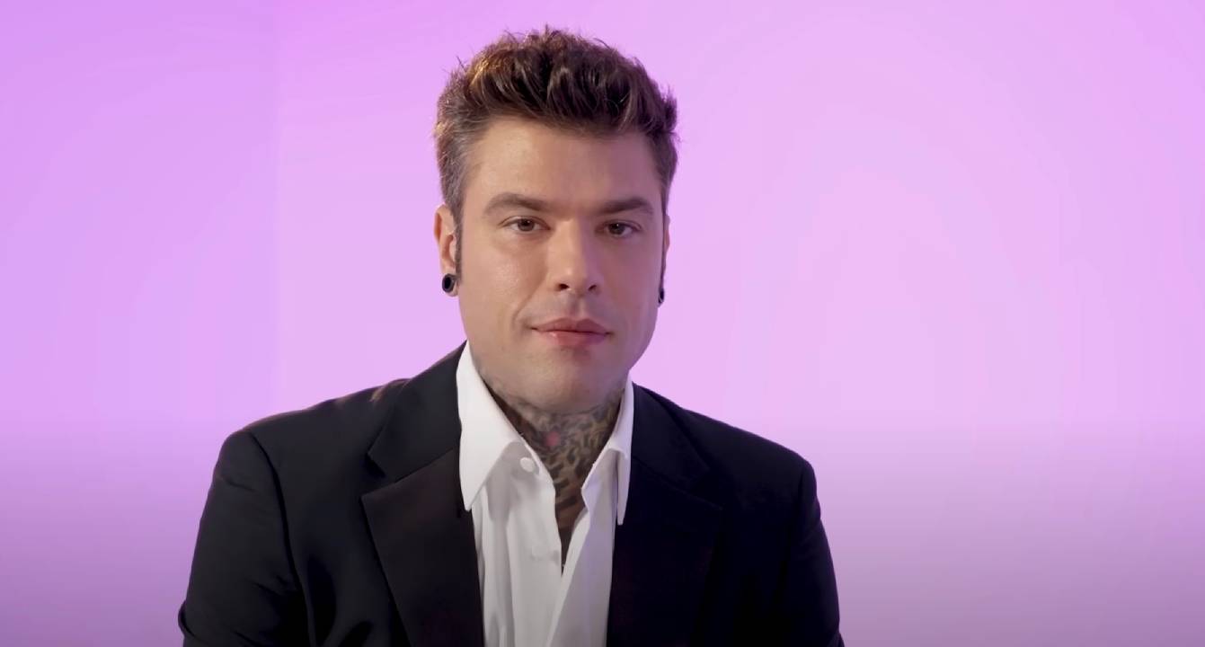 Un journaliste presse Fedez sur l'une de ses œuvres caritatives, il répond : "Je vais déposer de nombreuses plaintes"