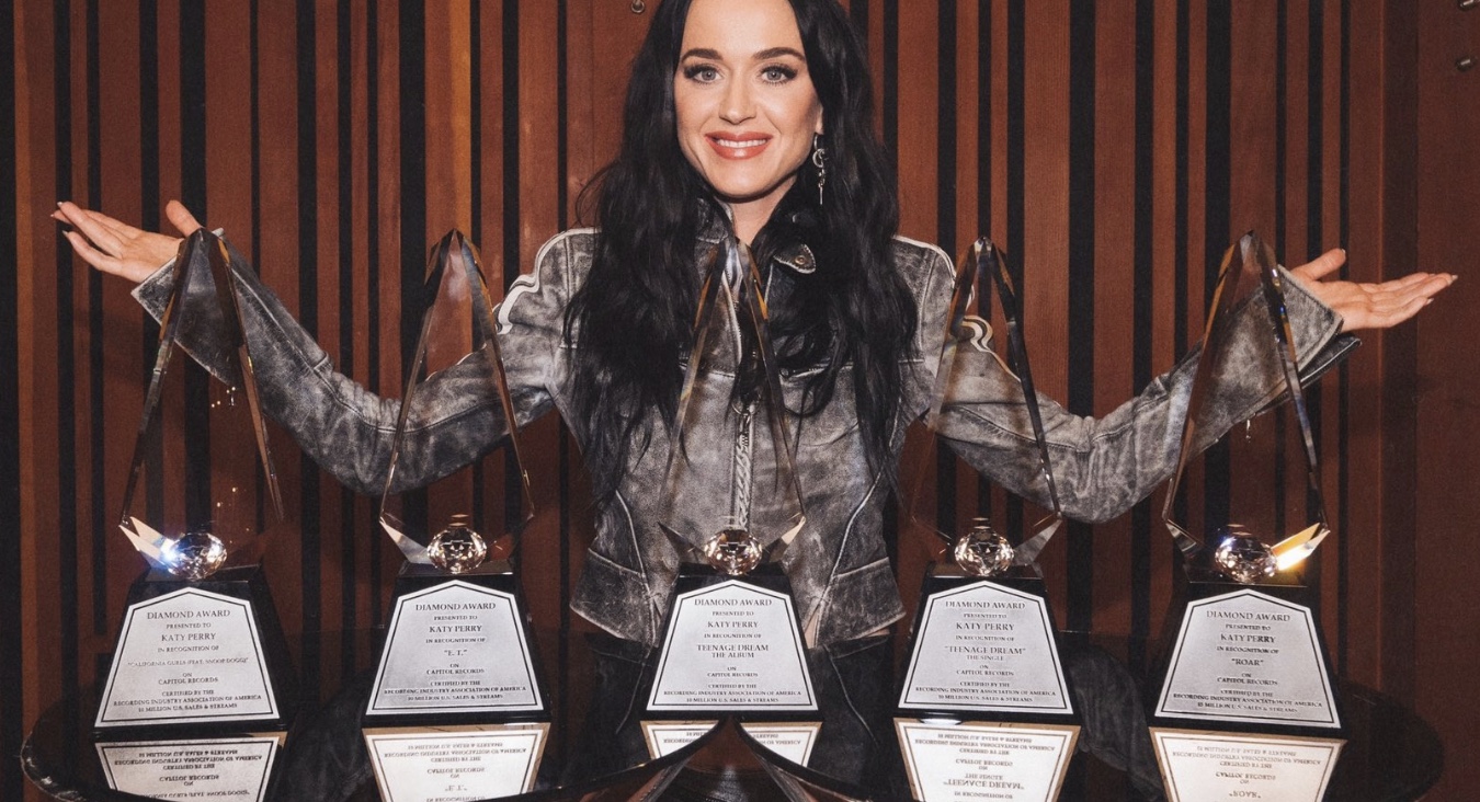 Katy Perry entre dans l'Olympe de la musique et rejoint Taylor Swift
