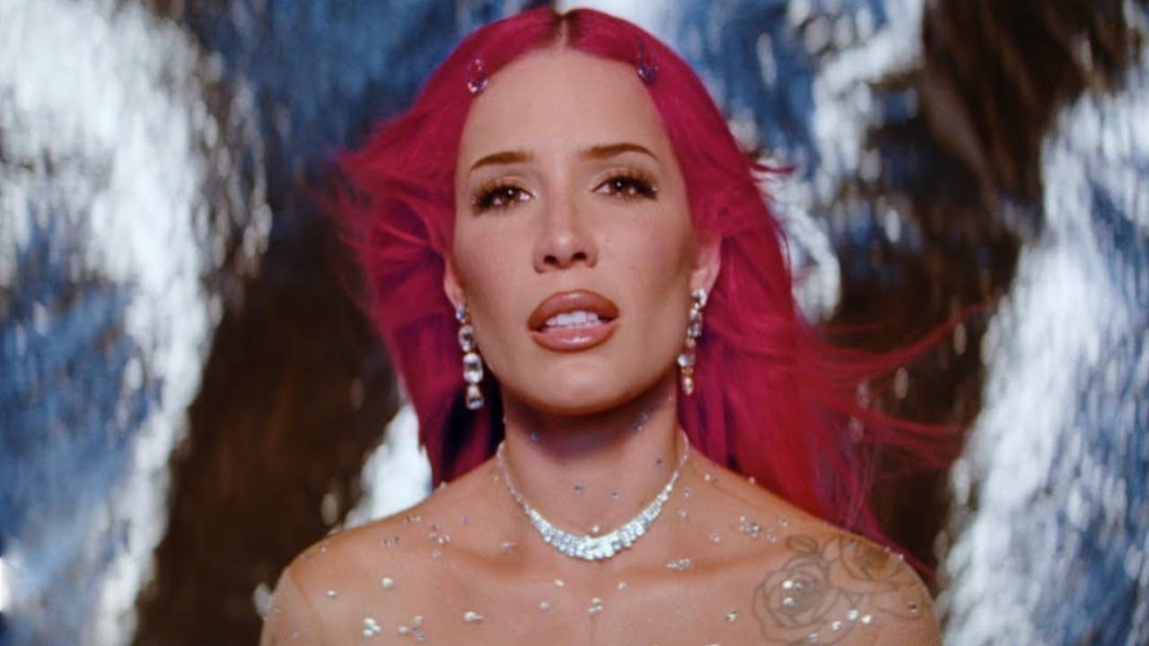 Halsey s'en prend à ses fans : "Vous êtes méchants, je regrette d'être revenu"