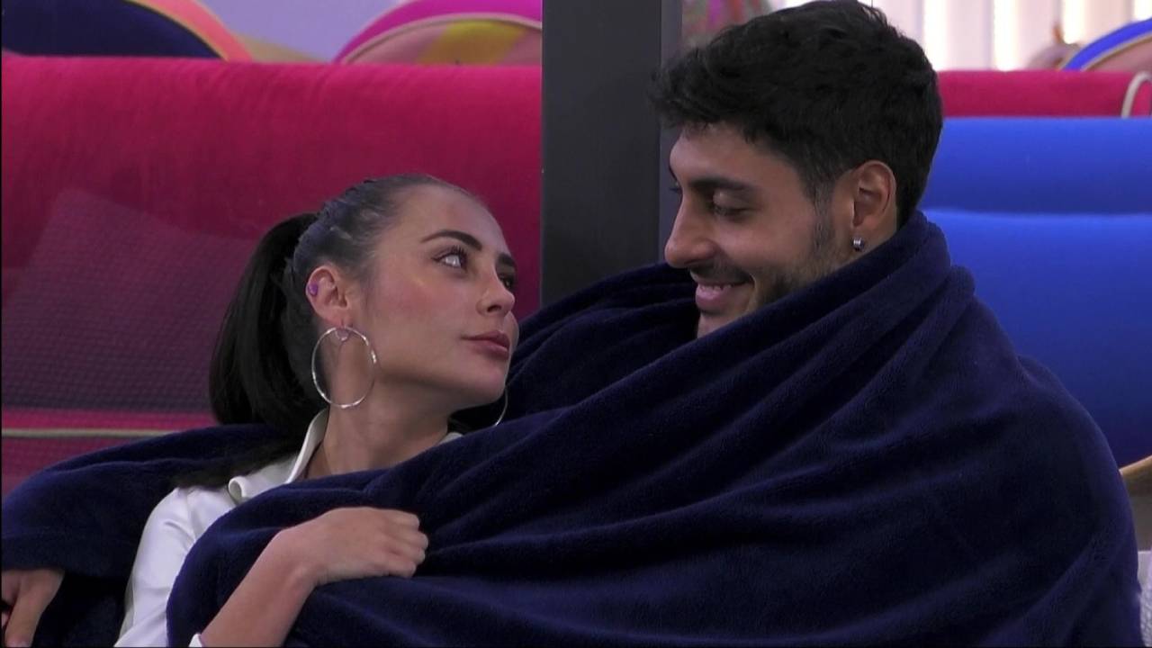 Javier et MariaVittoria se rapprochent entre danses et confessions nocturnes : "Je te fais confiance"
