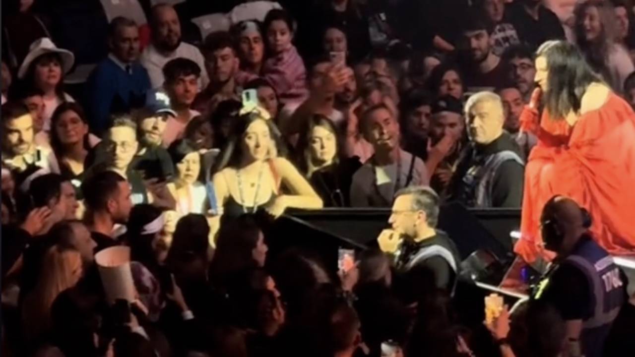 Laura Pausini interrompt le concert car deux femmes se disputent : « Excusez-vous ! »