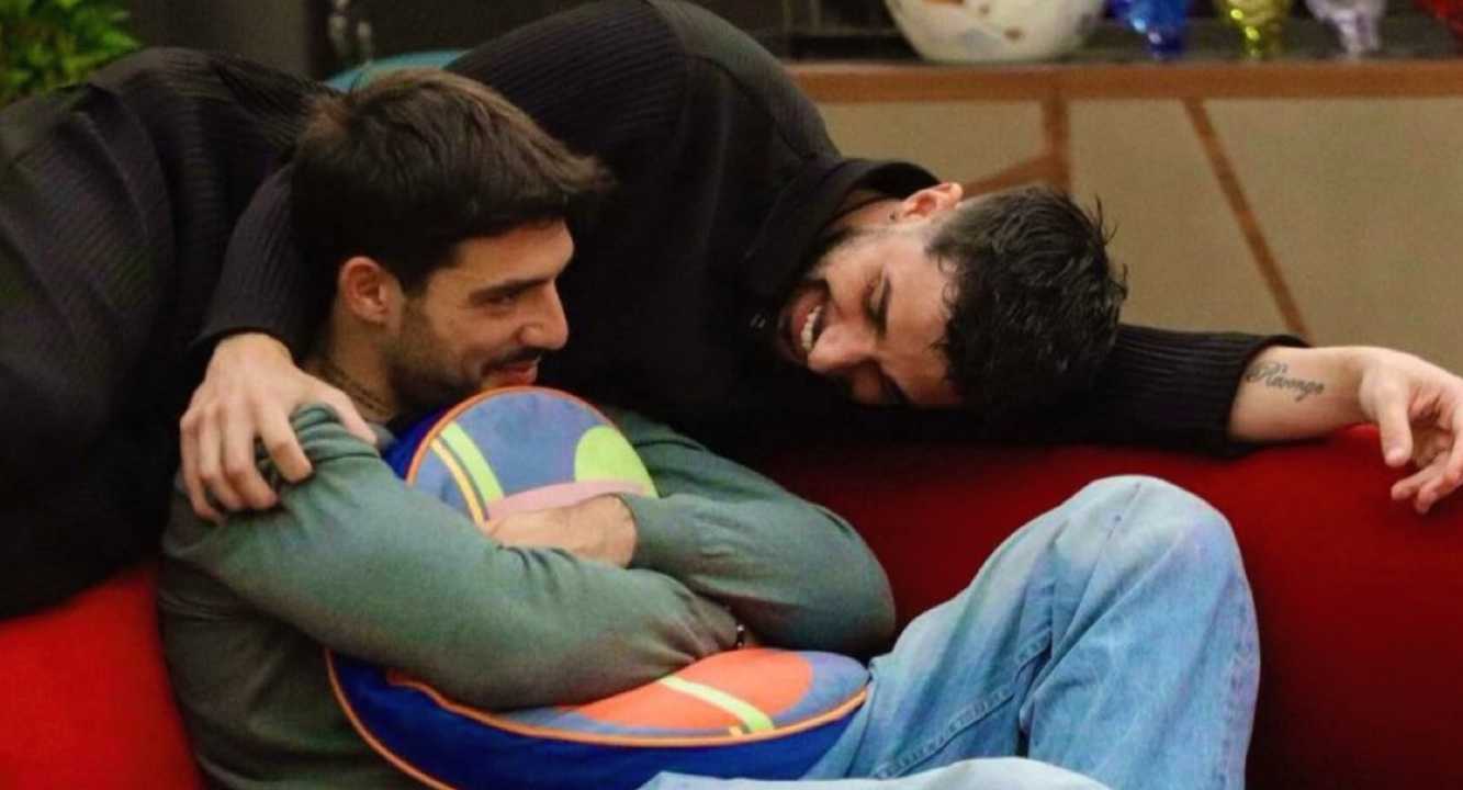 Stefano et Lorenzo entre baisers et câlins : le navire Stefano est né sur Big Brother